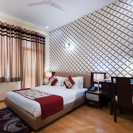 Imperial Apartments Huda City Gurgaon Bagian luar foto
